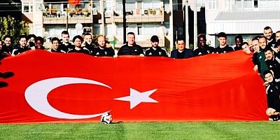 Kocaelispordan antremanda dev bayrakla Cumhuriyet Bayramı kutlaması