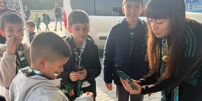 Kocaelisporlu çocukların futblcu kartları ilgisi