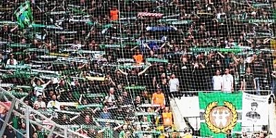 Mağlubiyete rağmen takımı tribüne çağırdılar