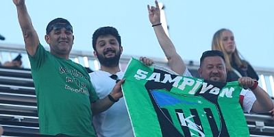Millilerin Özel maçında Yeşil Siyah Miami tribününde