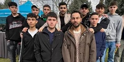 Selçuk  Hocadan gençlere anı fotoğrafı jesti