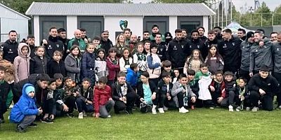 Şirinsulhiye İlköğretim Okulu öğrencileri futbolcularla fotoğraf çektirdi