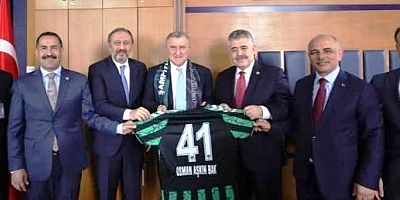  Spor bakanına Forma,atkı vekillerden armağan