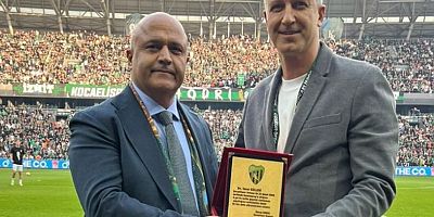 Taner Gülleriye Durul'dan onur plaketi