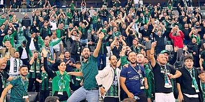 Taraftar İlk yarıda sitemli maç sonunda sevinçli
