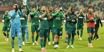Taraftar takımı tribüne çağırıp alkışladı