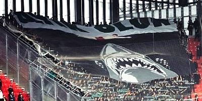 Taraftarın deplasmanda 'Ayık Olun' kareografisi