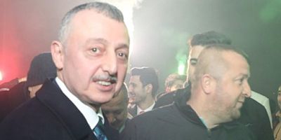 Taraftarın Tahir Başkanı meşaleli karşılaması