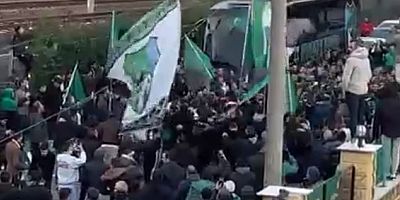 Taraftarlar tesislerden takımı şovla uğurladı