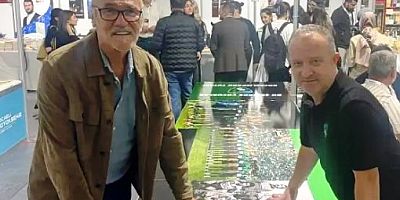 Tarkan Kamil Fuarda posterini imzaladı