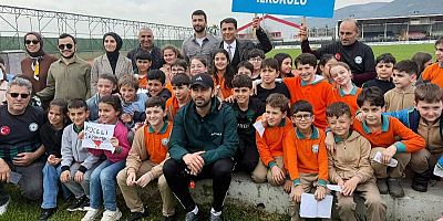 Tüpraş İlkokulu öğrencileri takıma antremanda özel şiir seslendirdi