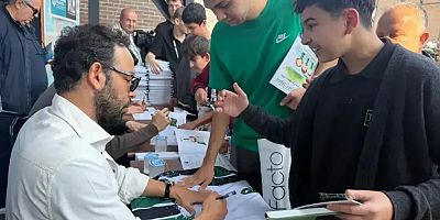 Yeşil Siyahlı Çocuklar İnan'la futbolculara kitap imzalattı
