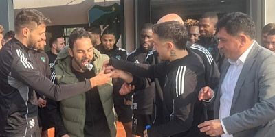 Yeşil-siyahlı futbolculardan Selçuk Hocaya doğum günü pastası süprizi