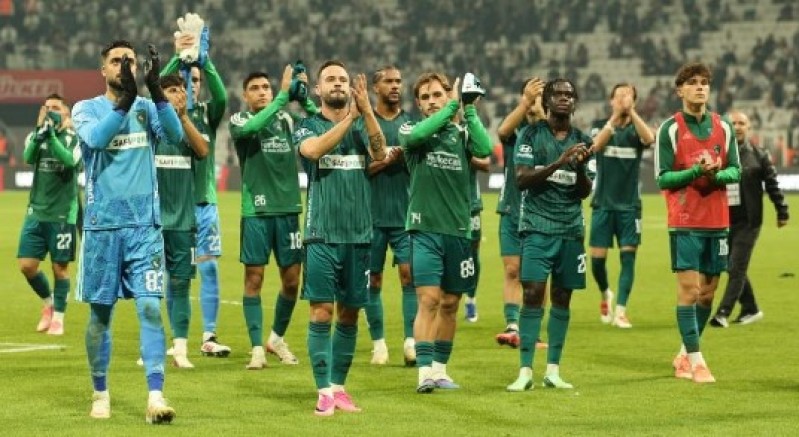 Taraftar takımı tribüne çağırıp alkışladı