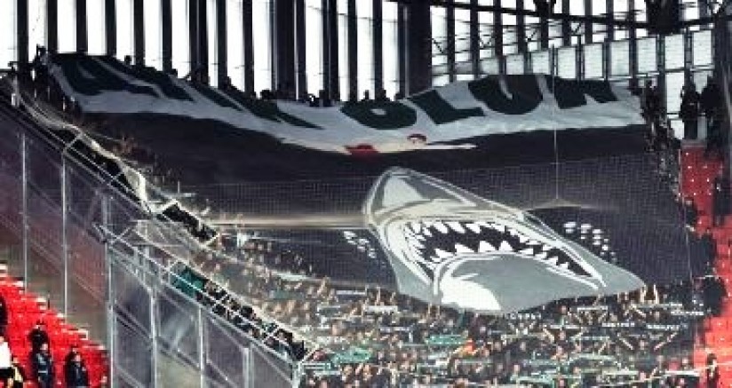 Taraftarın deplasmanda 'Ayık Olun' kareografisi