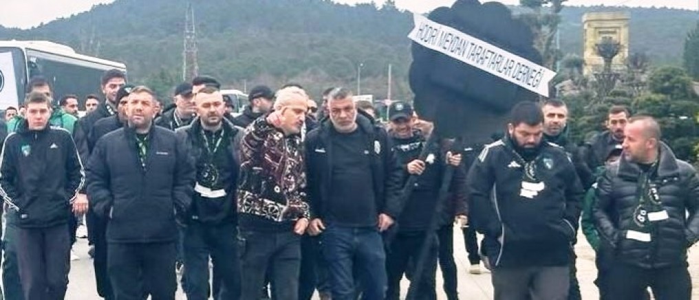 Taraftardan TFF'ye Siyah Çelenk, 'Bu ligi tribünsüz proje kulüpleriyle mi oynatmak istiyorsunuz?” 