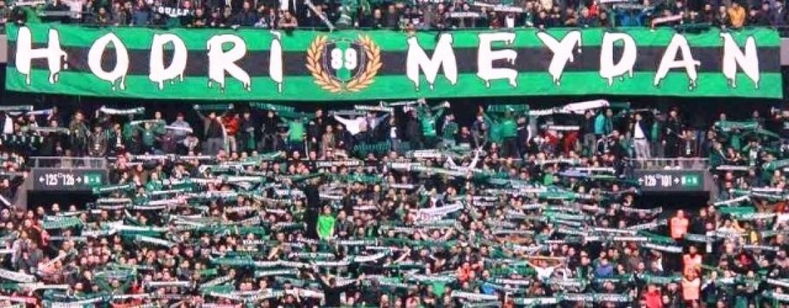 Taraftarlardan tribünde  kareografi hazırlığı