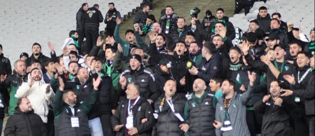 Tribünden protesto sesleri “yönetim istifa” sloganları