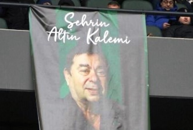 Tribüne Şehrin Altın Kalemi İsmet Çiğit Pankartı