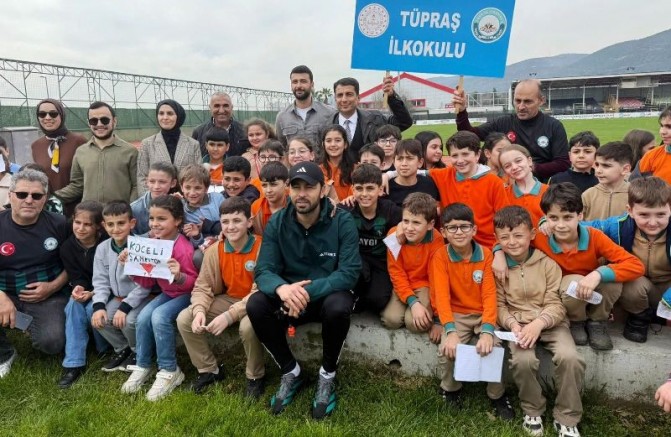 Tüpraş İlkokulu öğrencileri takıma antremanda özel şiir seslendirdi