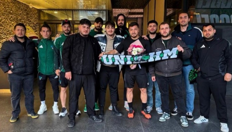 Üni Hodri Meydan kamp otelinde takımın yanında