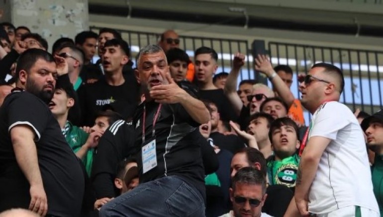 Yeşil-siyahlı taraftarların arızalı otobüs tepkisi